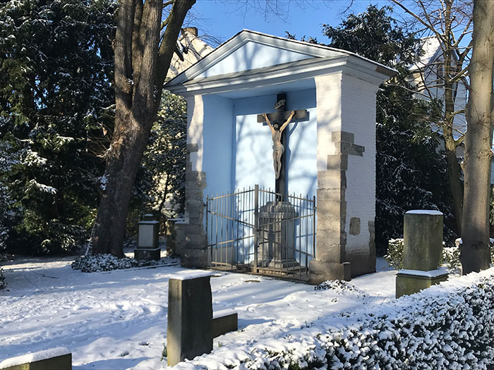 Portikus im Schnee