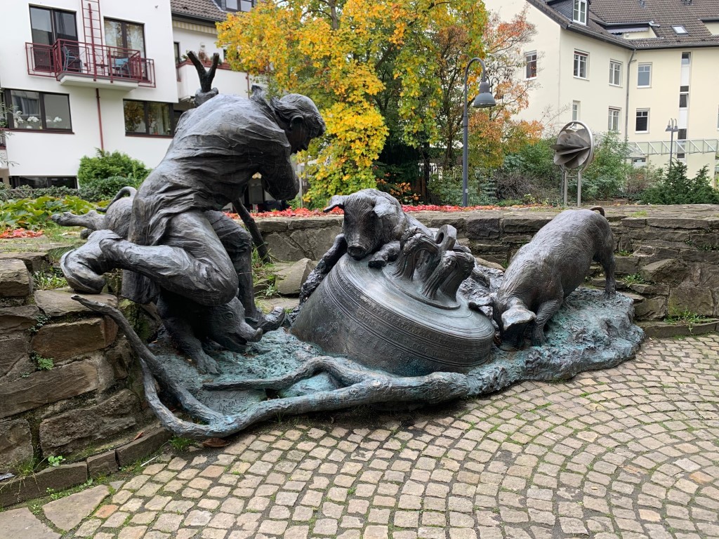 Verkeshirden-Denkmal von links fotografiert