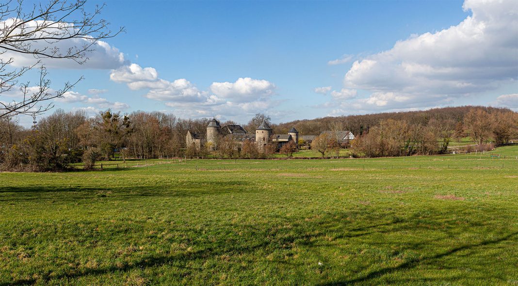 Wasserburg Haus zum Haus aus der Ferne fotografiert