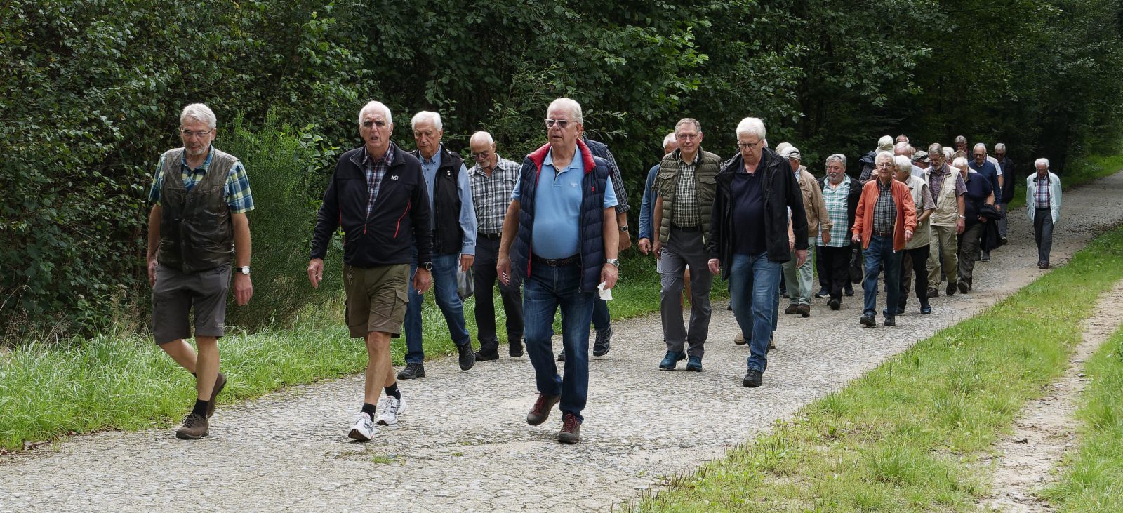 Wandergruppe auf dem Weg