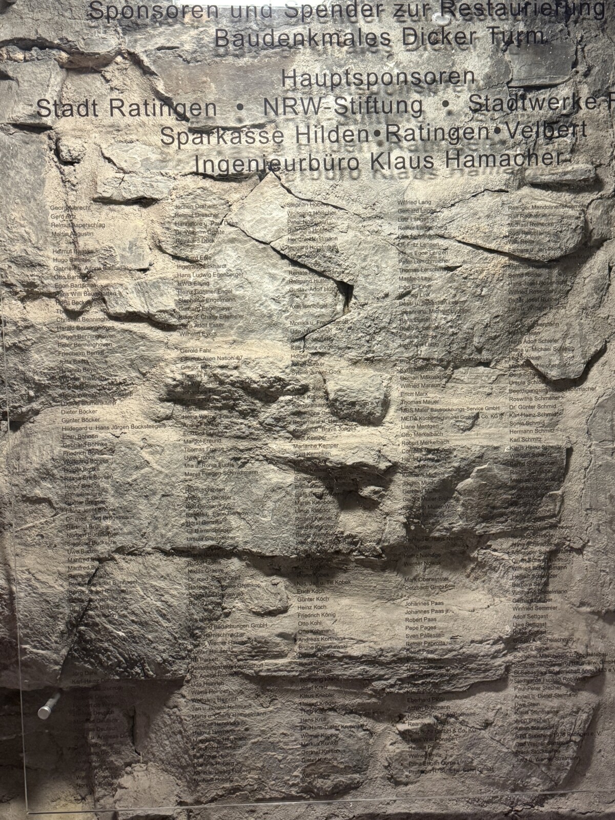 Eine Wand mit den Namen der Sponsoren und Unterstützer für die Restaurierung des Dicker Turms in Ratingen.