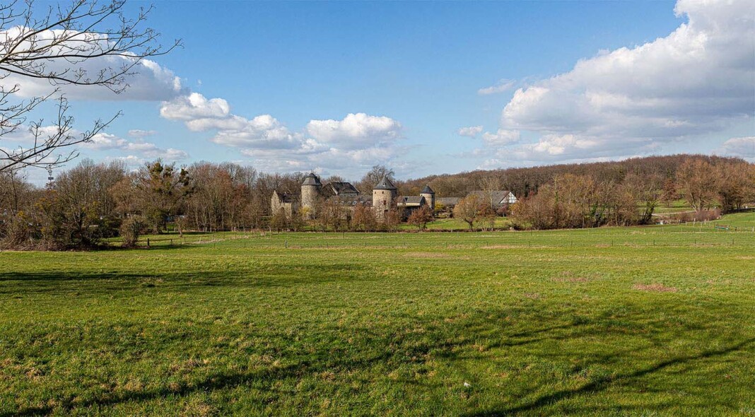 Wasserburg Haus zum Haus aus der Ferne fotografiert
