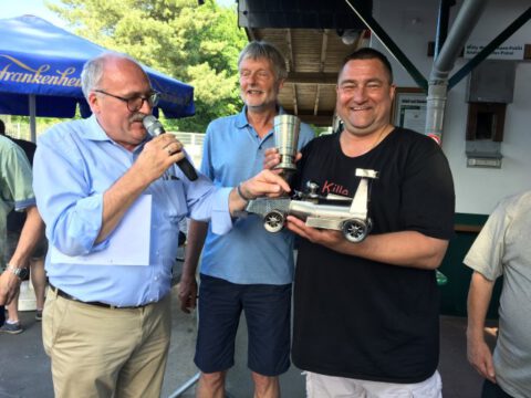 Der neue Jonges König Alexander Buik (rechts), mit dem Chef der Ratinger Schützen Gero Keusen (links) und dem Vizebaas der Ratinger Jonges, Guido Multhaupt (rechts)