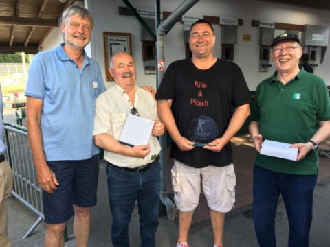 Vizebaas Guido Multhaupt (links) mit den glücklichen Gewinnern.