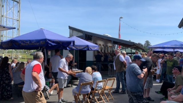 Ein gut besuchter Schießstand beim Pokalschießen der Bruderschaft Ratingen, und dem gleichzeitigen Königsschießen der Ratinger Jonges.