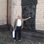 Hans Müskens bei der Erklärung der Bronzerelief von Bert Gerresheim mit Ausschnitten aus dem Leben vom Mönch Friedrich Spee