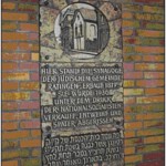 Hier stand die Synagoge der Jüdischen Gemeinde Ratingen. Erbaut 1817
Sie wurde 1936 unter dem Druck der Nationalsozialisten verkauft, entweiht und später abgerissen.