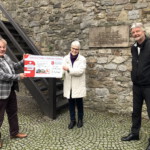 Tafel-Vorsitzende Ingrid Bauer freut sich über den Spendenscheck von Jonges-Baas Dr. Edgar Dullni und Vizebaas Guido Multhaupt (r.).