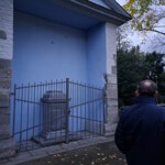 Leerer Portikus Ehrenfriedhof