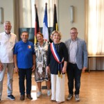 (v.l.n.r.: Guido Multhaupt, Vizebaas; Norbert Halverkamps, Reisebaas; Marie-Christine Depelsenaire, Vorsitzende des Partnerschaftskomitees; Marie-Sophie Lesne, Bürgermeisterin, stellvertretender Bürgermeister von Morlanwelz aus der belgischen Partnerstadt von Le Quesnoy)